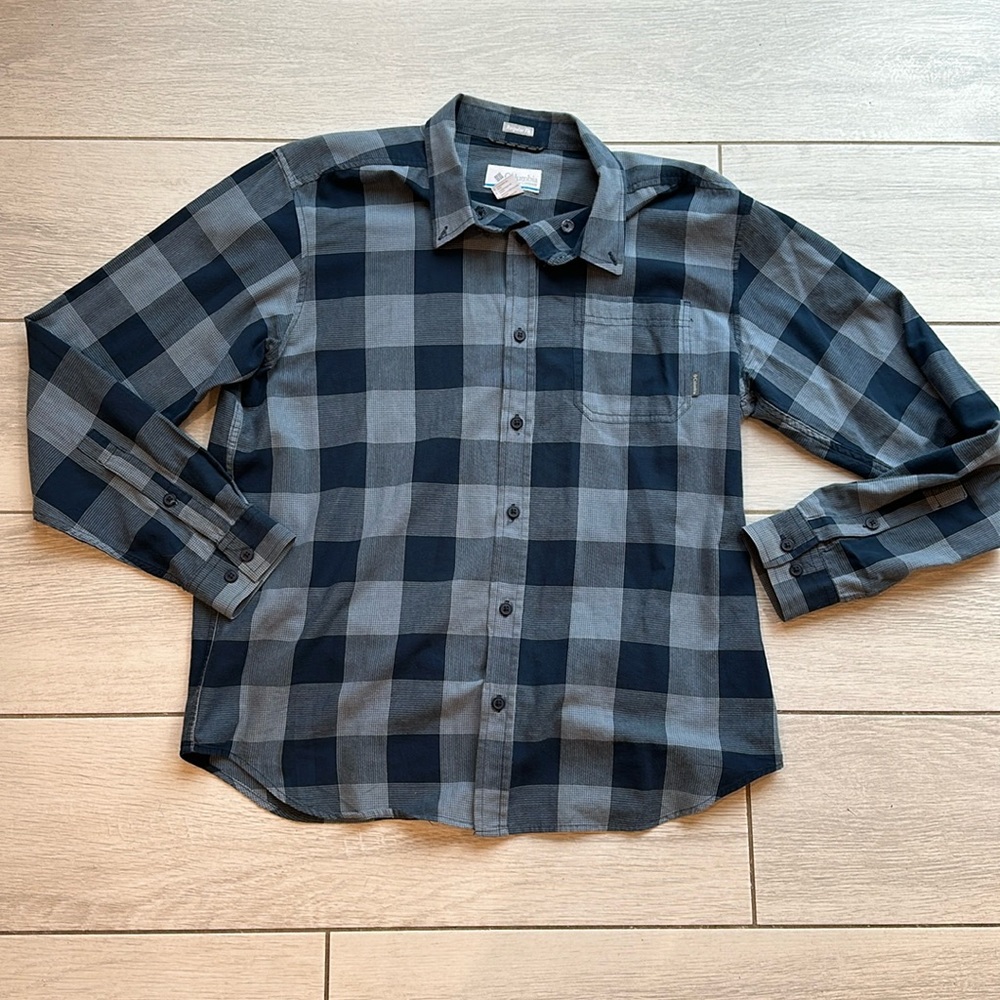 Men’s Columbia long sleeve button down. Size L